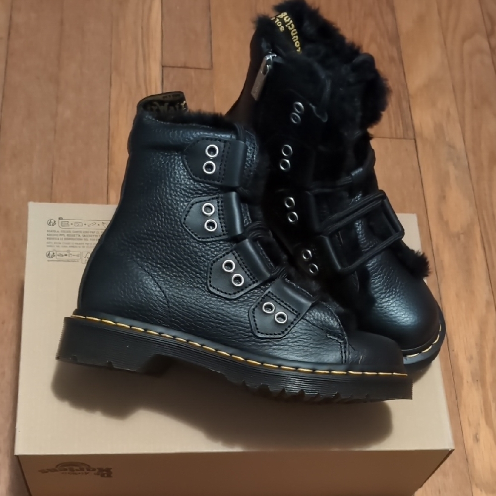 DR. MARTENS 1460 LEATHER LACE UP BOOTS WOMEN SIZE 6